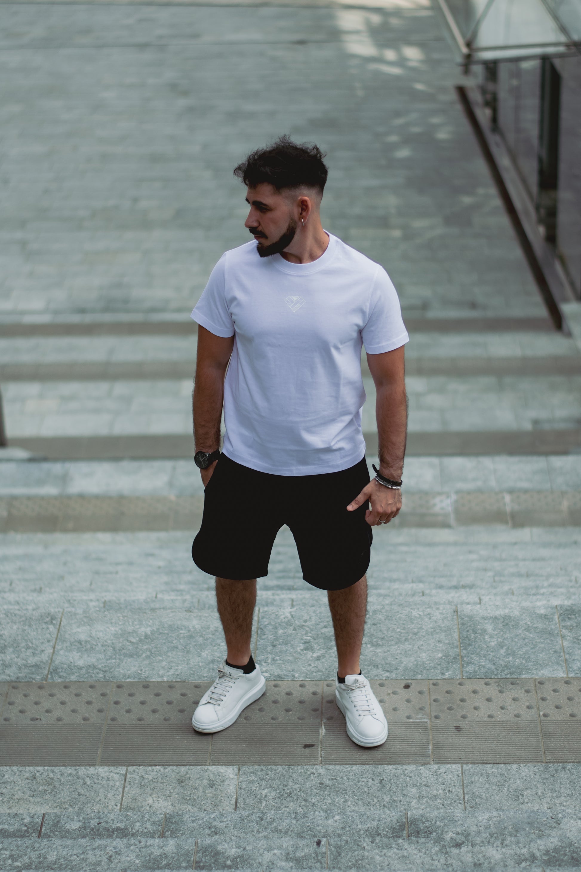 T-shirt logo dietro oversize bianca - fronte